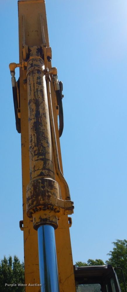 image for item KR9203 2004 John Deere 200C-LC  excavator