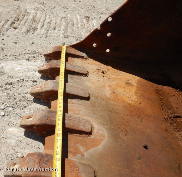 image for item KR9203 2004 John Deere 200C-LC  excavator