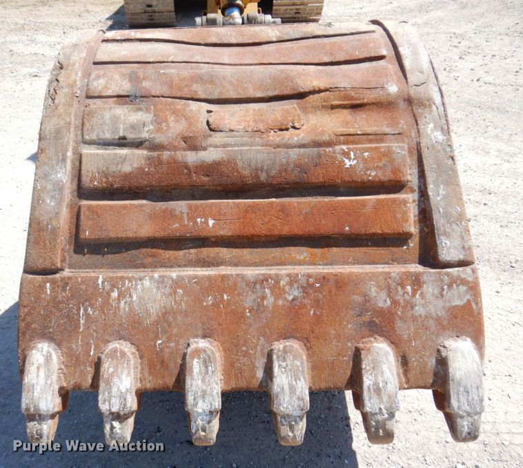 image for item KR9203 2004 John Deere 200C-LC  excavator