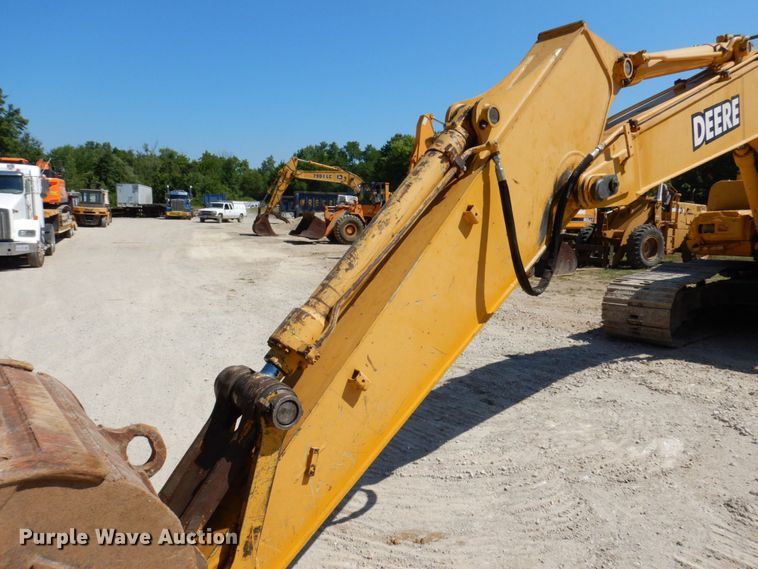 image for item KR9203 2004 John Deere 200C-LC  excavator