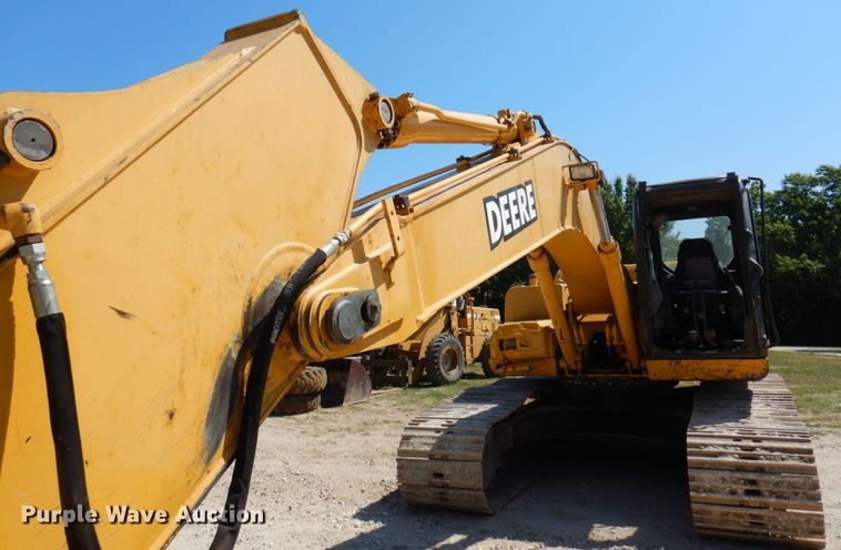 image for item KR9203 2004 John Deere 200C-LC  excavator