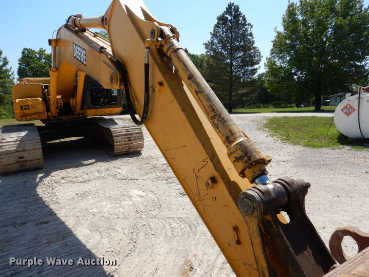 image for item KR9203 2004 John Deere 200C-LC  excavator