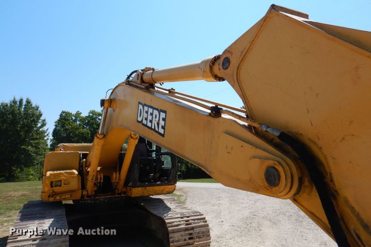 image for item KR9203 2004 John Deere 200C-LC  excavator