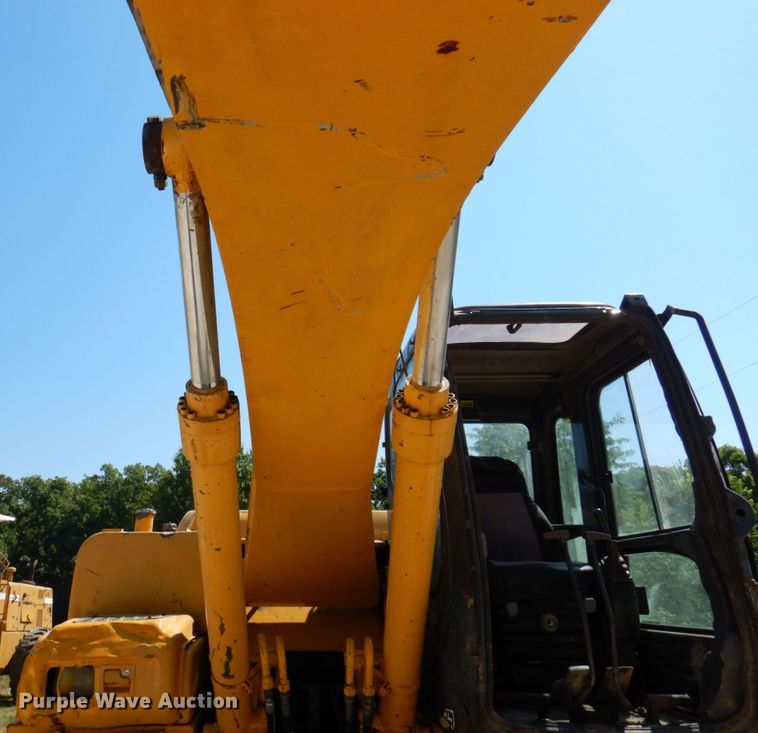 image for item KR9203 2004 John Deere 200C-LC  excavator