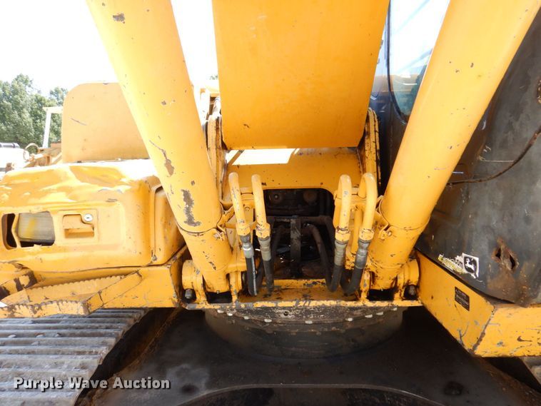 image for item KR9203 2004 John Deere 200C-LC  excavator