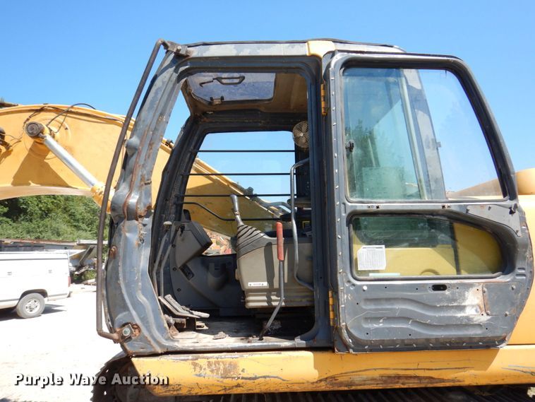 image for item KR9203 2004 John Deere 200C-LC  excavator