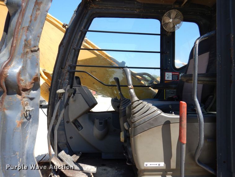 image for item KR9203 2004 John Deere 200C-LC  excavator