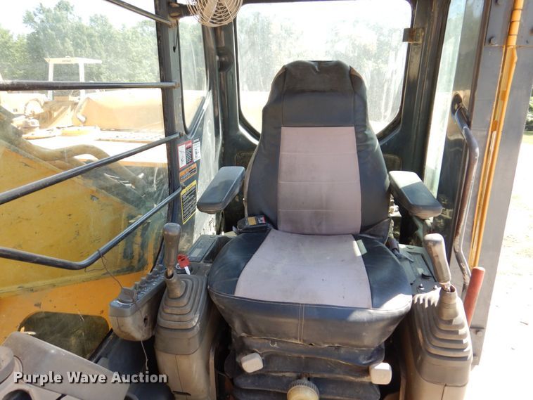 image for item KR9203 2004 John Deere 200C-LC  excavator