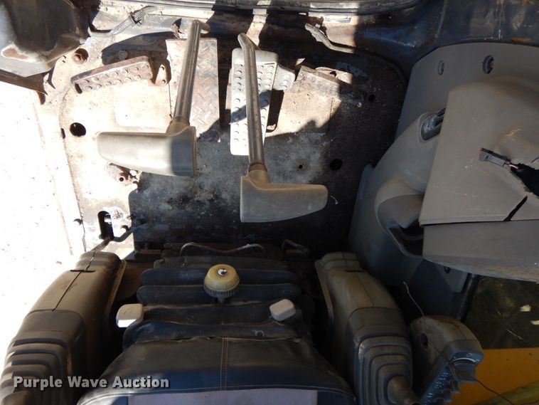 image for item KR9203 2004 John Deere 200C-LC  excavator