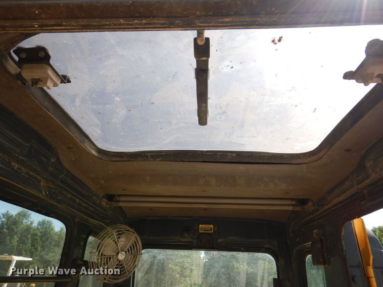 image for item KR9203 2004 John Deere 200C-LC  excavator