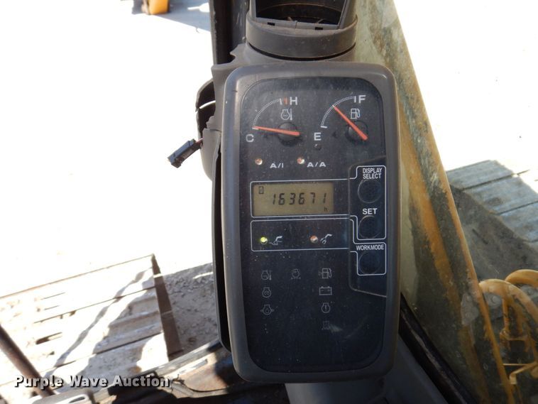 image for item KR9203 2004 John Deere 200C-LC  excavator