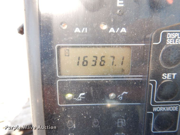 image for item KR9203 2004 John Deere 200C-LC  excavator