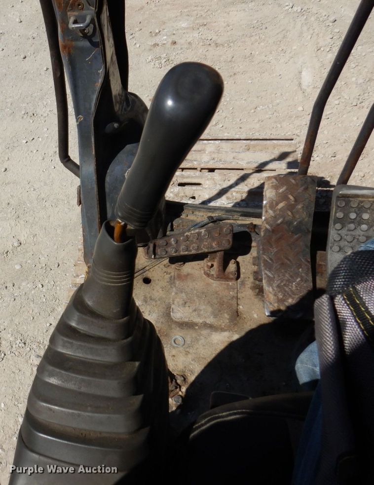 image for item KR9203 2004 John Deere 200C-LC  excavator