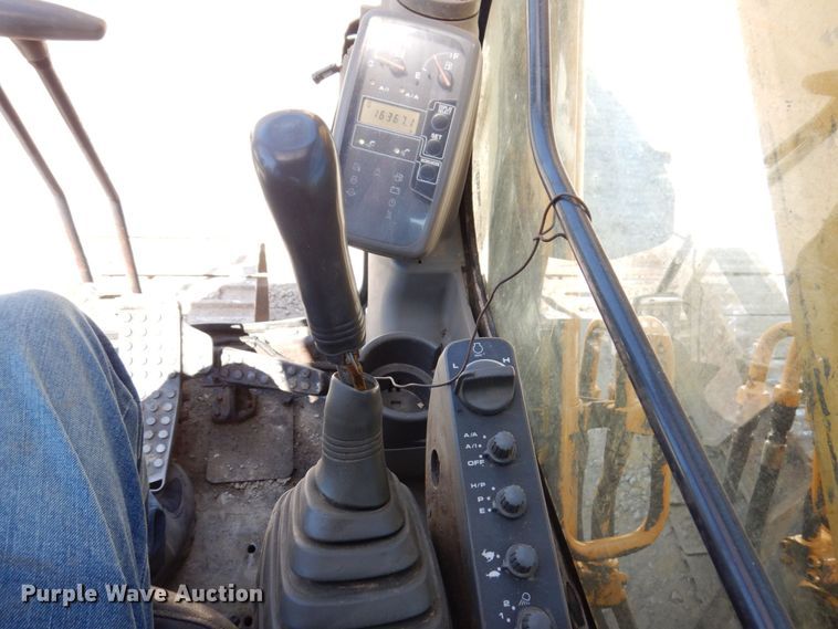 image for item KR9203 2004 John Deere 200C-LC  excavator