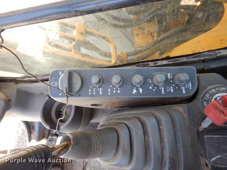 image for item KR9203 2004 John Deere 200C-LC  excavator