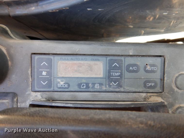 image for item KR9203 2004 John Deere 200C-LC  excavator