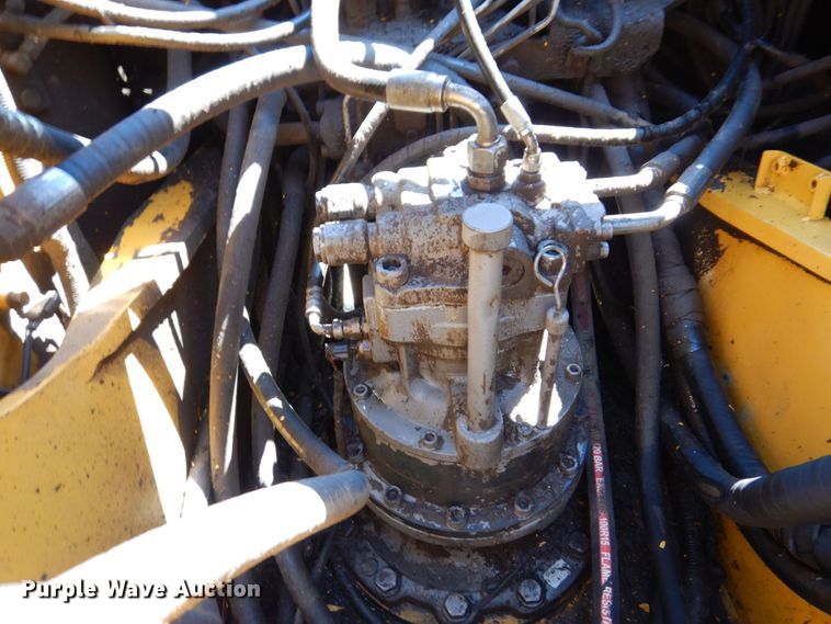 image for item KR9203 2004 John Deere 200C-LC  excavator