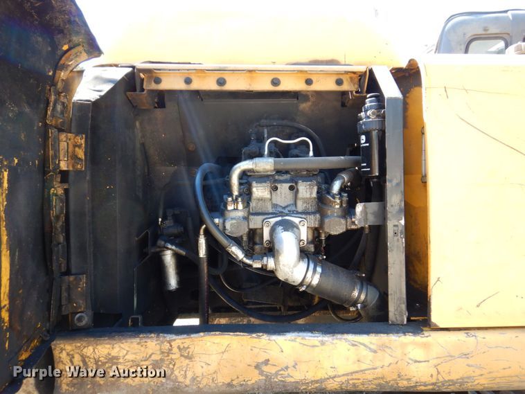 image for item KR9203 2004 John Deere 200C-LC  excavator