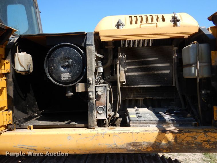 image for item KR9203 2004 John Deere 200C-LC  excavator