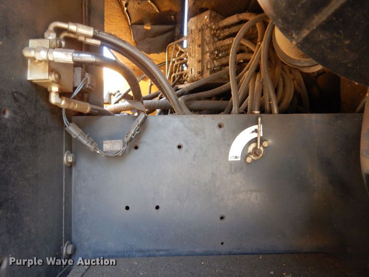 image for item KR9203 2004 John Deere 200C-LC  excavator