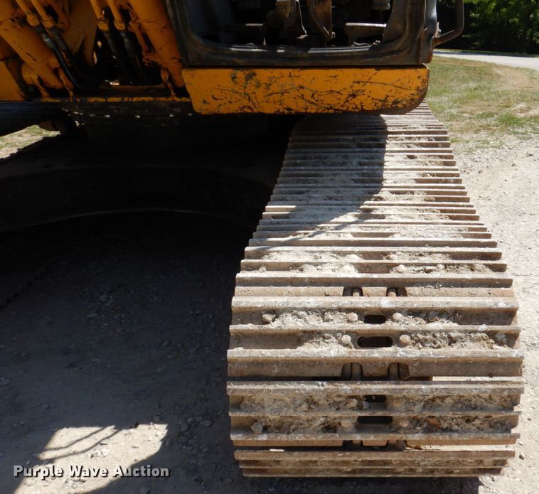 image for item KR9203 2004 John Deere 200C-LC  excavator