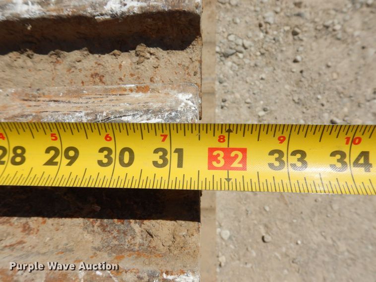 image for item KR9203 2004 John Deere 200C-LC  excavator