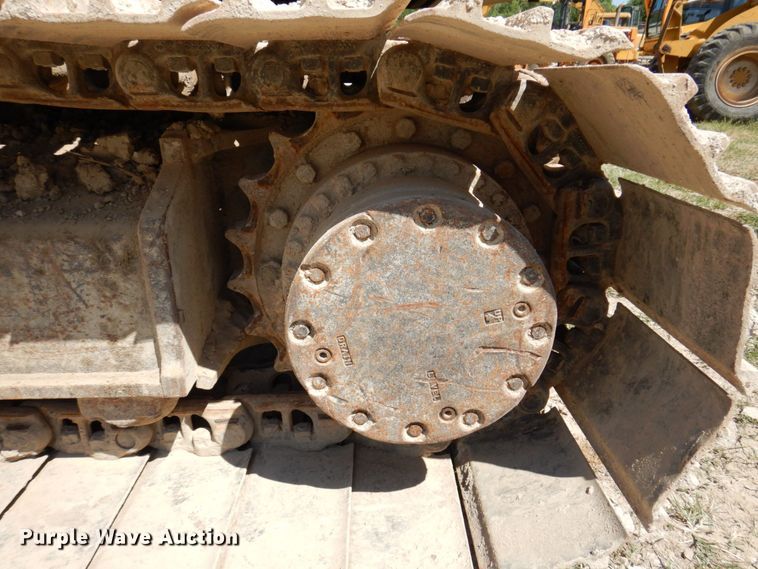 image for item KR9203 2004 John Deere 200C-LC  excavator