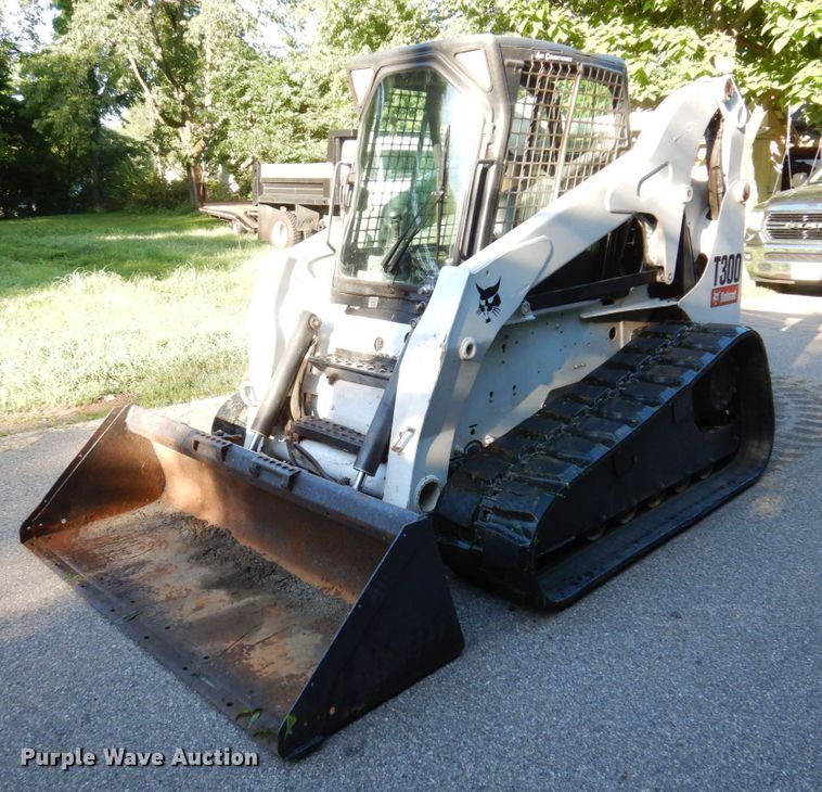 image for item KR9221 2006 Bobcat T300  tracked skid steer loader