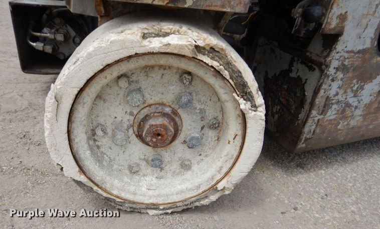 image for item KR9236 1997 Skyjack SJIII 3219  scissor lift