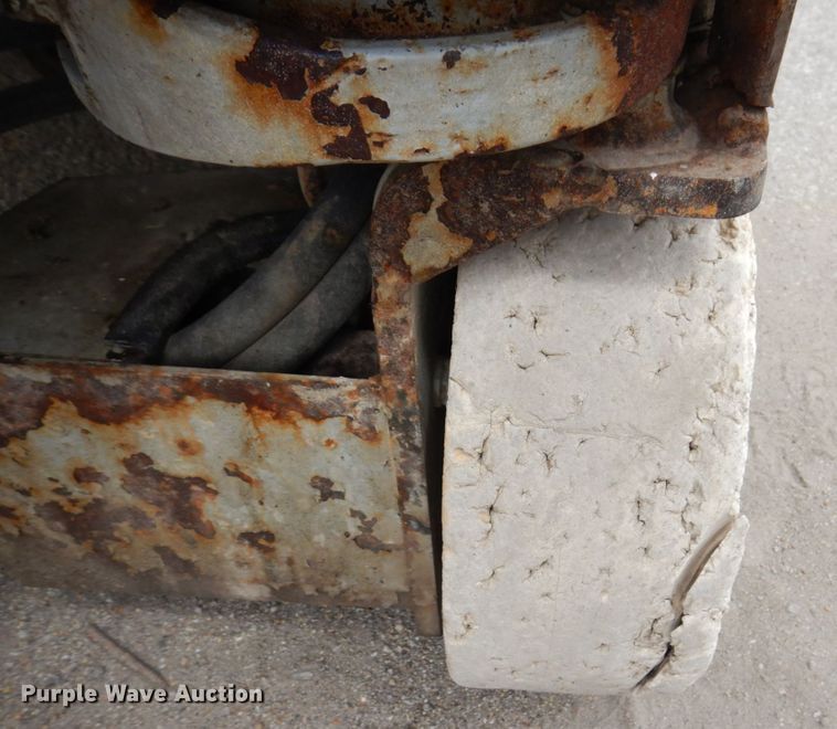 image for item KR9236 1997 Skyjack SJIII 3219  scissor lift