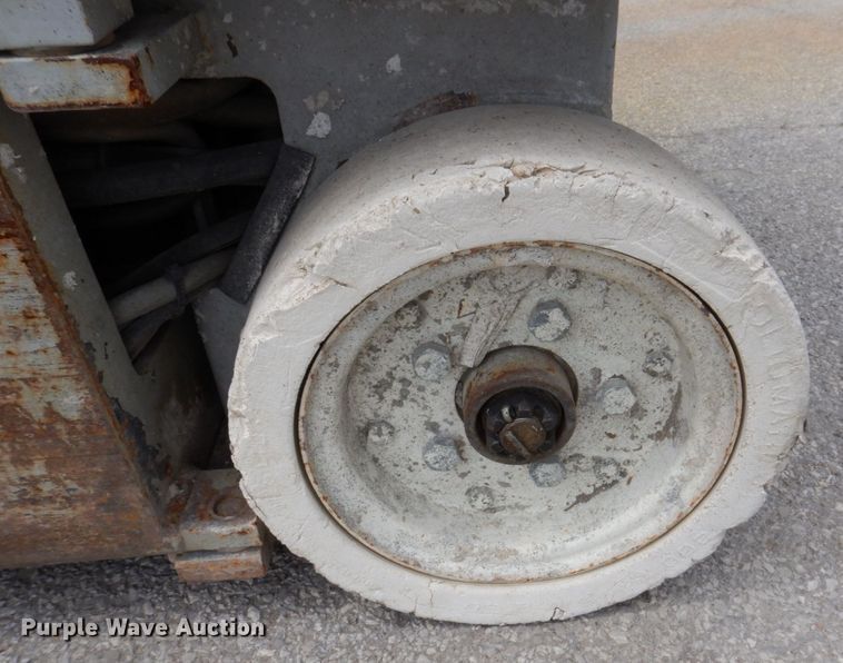 image for item KR9236 1997 Skyjack SJIII 3219  scissor lift