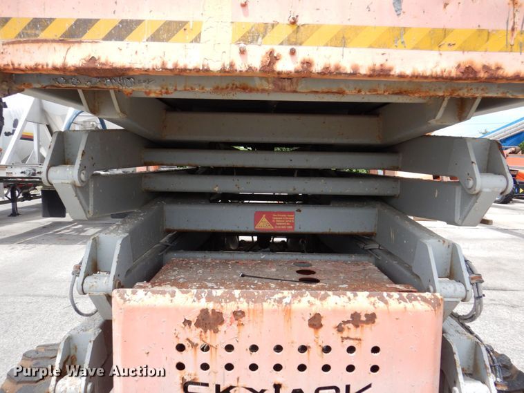 image for item KR9237 2002 Skyjack SJ9250  scissor lift