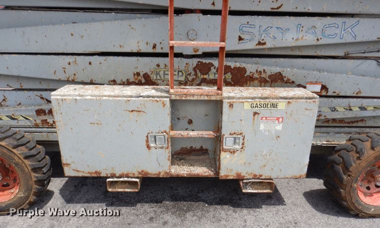 image for item KR9237 2002 Skyjack SJ9250  scissor lift