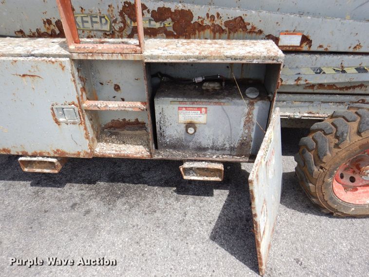 image for item KR9237 2002 Skyjack SJ9250  scissor lift