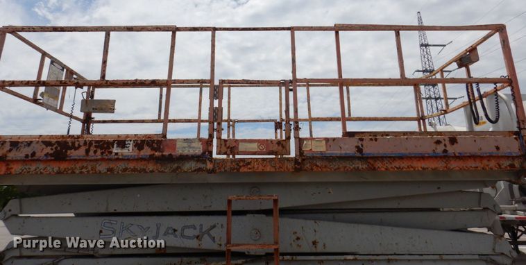 image for item KR9237 2002 Skyjack SJ9250  scissor lift