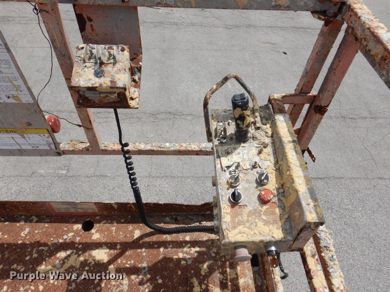 image for item KR9237 2002 Skyjack SJ9250  scissor lift