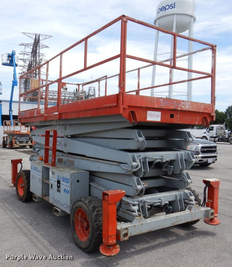 image for item KR9238 2000 Skyjack SJ9250  scissor lift