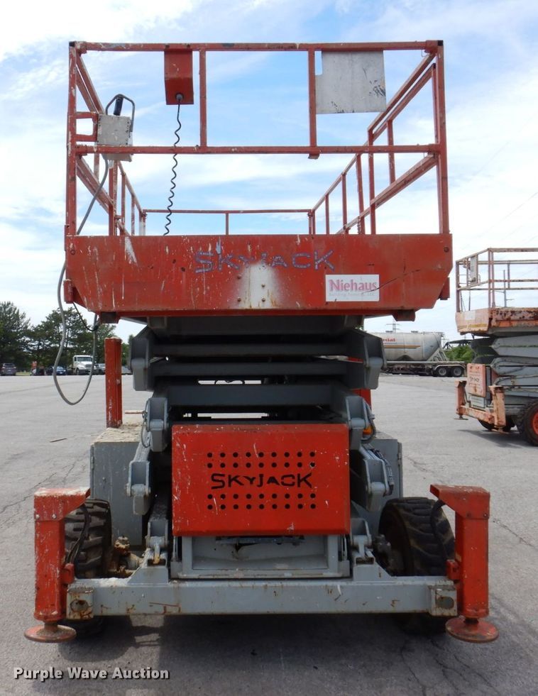 image for item KR9238 2000 Skyjack SJ9250  scissor lift