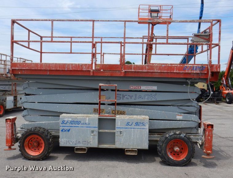 image for item KR9238 2000 Skyjack SJ9250  scissor lift