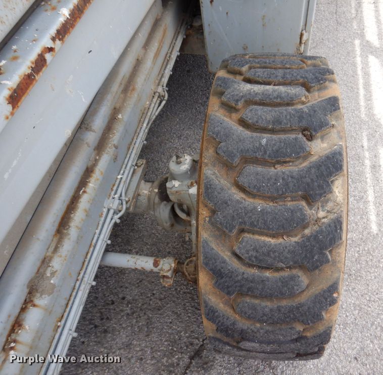 image for item KR9238 2000 Skyjack SJ9250  scissor lift