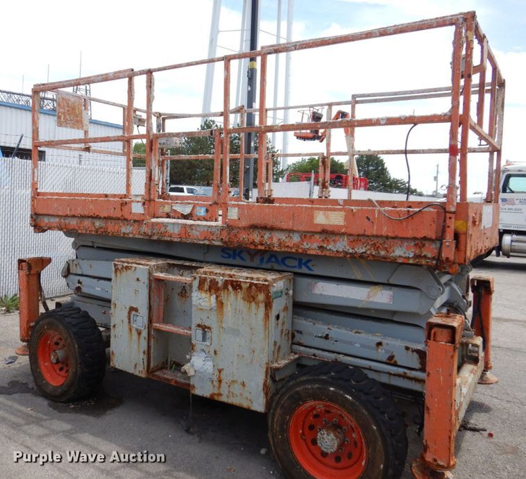 image for item KR9239 2004 Skyjack SJ8831  scissor lift