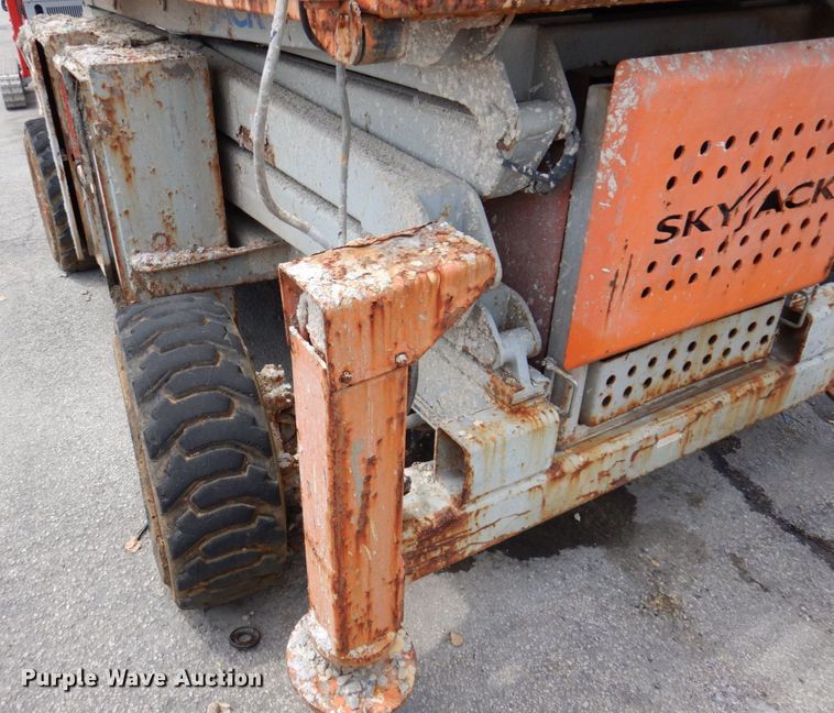 image for item KR9239 2004 Skyjack SJ8831  scissor lift