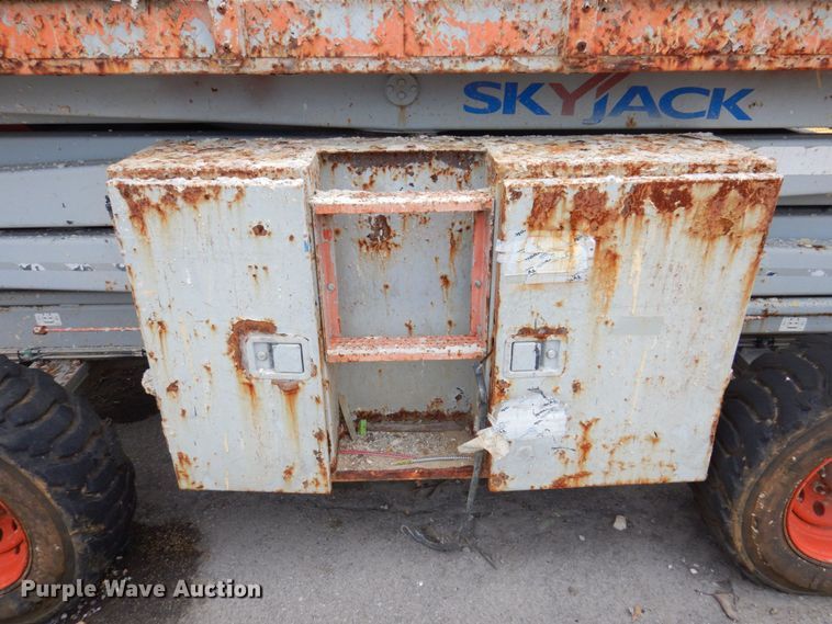 image for item KR9239 2004 Skyjack SJ8831  scissor lift