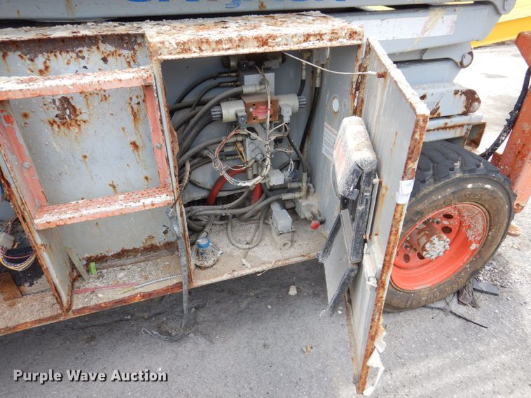 image for item KR9239 2004 Skyjack SJ8831  scissor lift