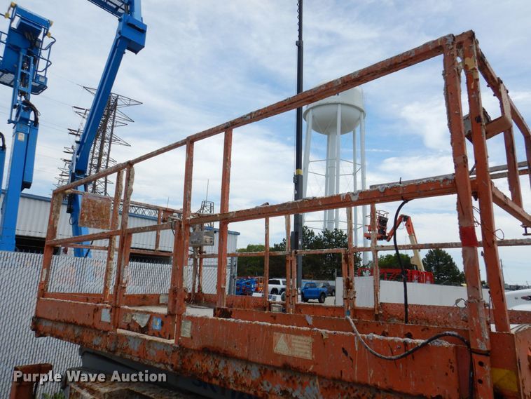 image for item KR9239 2004 Skyjack SJ8831  scissor lift