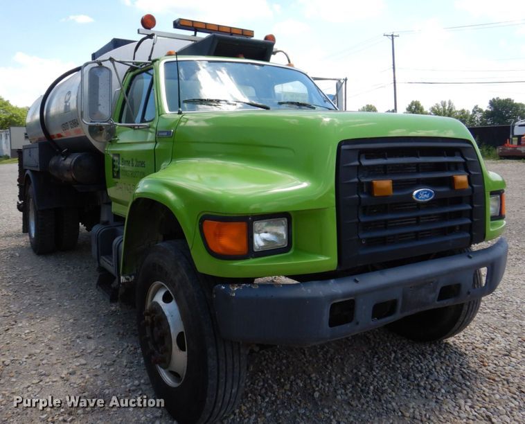 image for item KR9315 1995 Ford F800  oil distributor truck