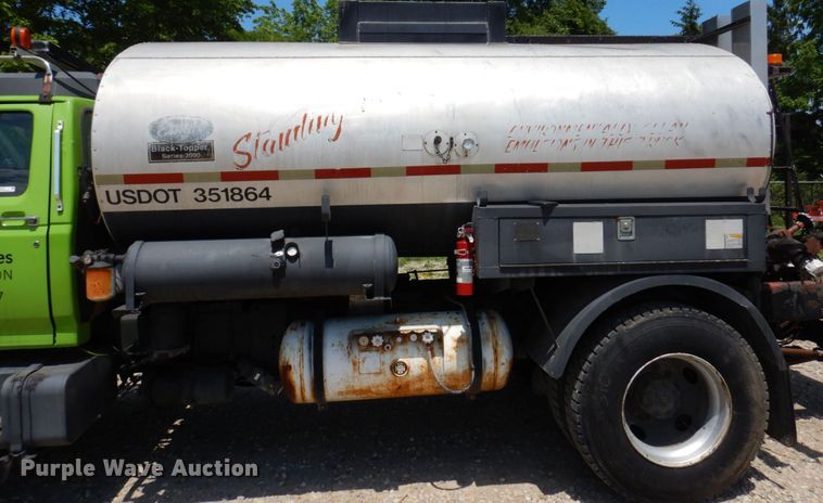 image for item KR9315 1995 Ford F800  oil distributor truck