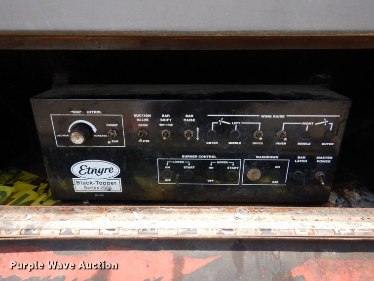 image for item KR9315 1995 Ford F800  oil distributor truck