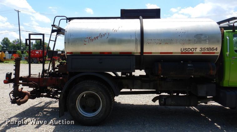 image for item KR9315 1995 Ford F800  oil distributor truck