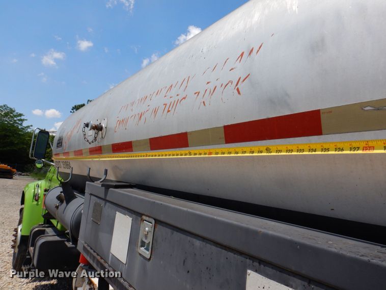 image for item KR9315 1995 Ford F800  oil distributor truck